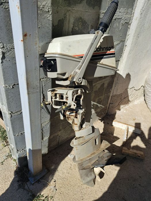 Продавам двутактов извънбордов двигател Johnson 4 к.с. за части.
