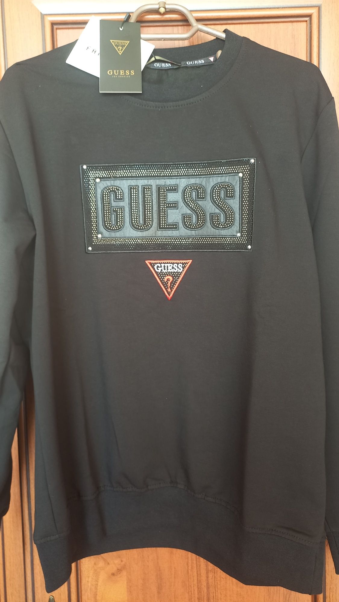 Дамски блузи Guess и Moschino.