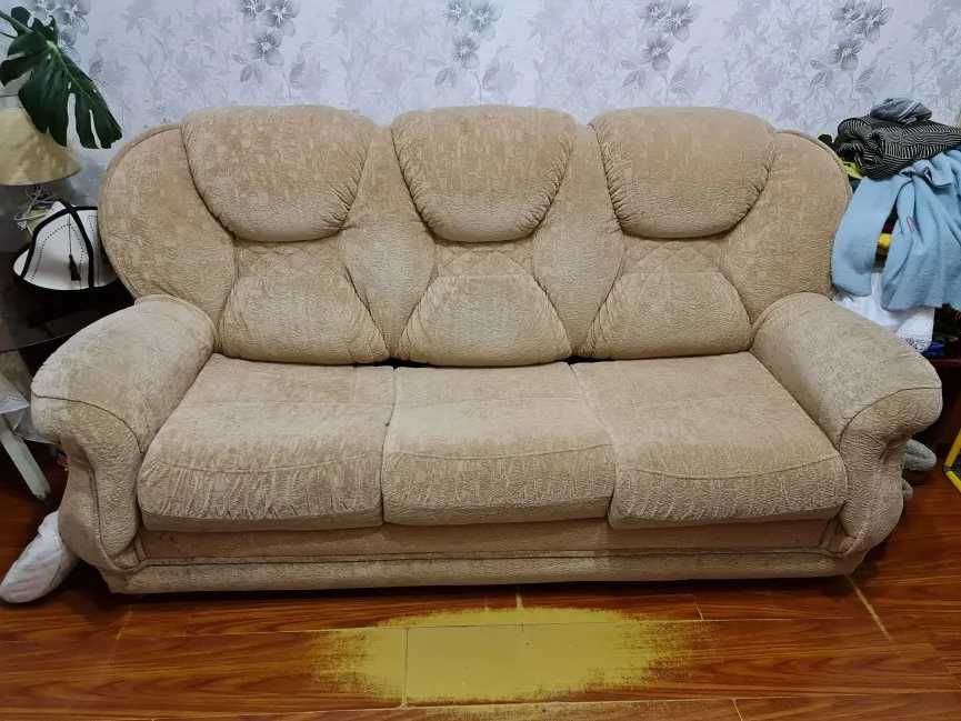 Продам мебельный уголок в комплекте диван и 2 кресла