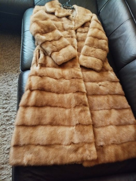 Vând haina de blană naturală