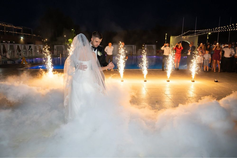 Foc artificii exterior, fum greu dansul mirilor, vulcani artificii !
