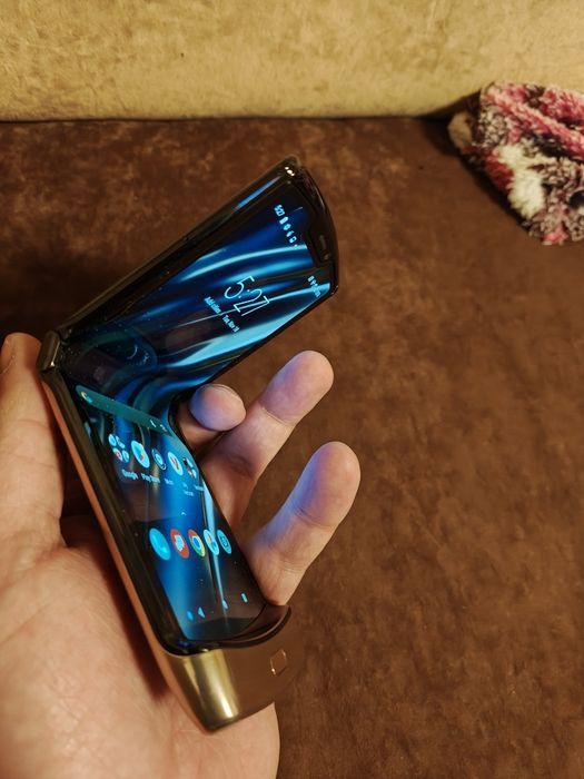 Телефон Motorola razr