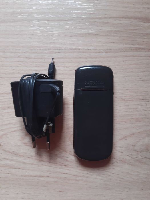 Телефон NOKIA 1661-2, със зарядно устройство