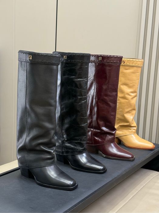 Ботинки Fendi модель «трубчатые сапоги» осень-зима 2025