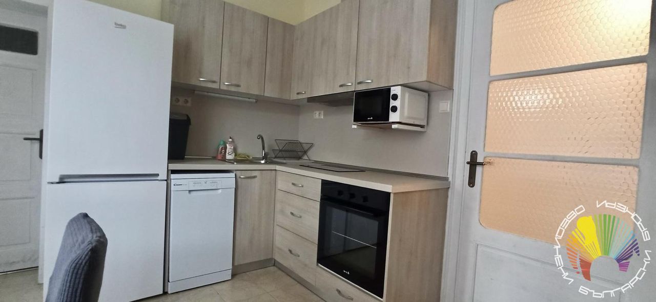 Дава се под наем Тристаен апартамент в Бургас, Център - 70 кв.м за 510 € - Снимка #1