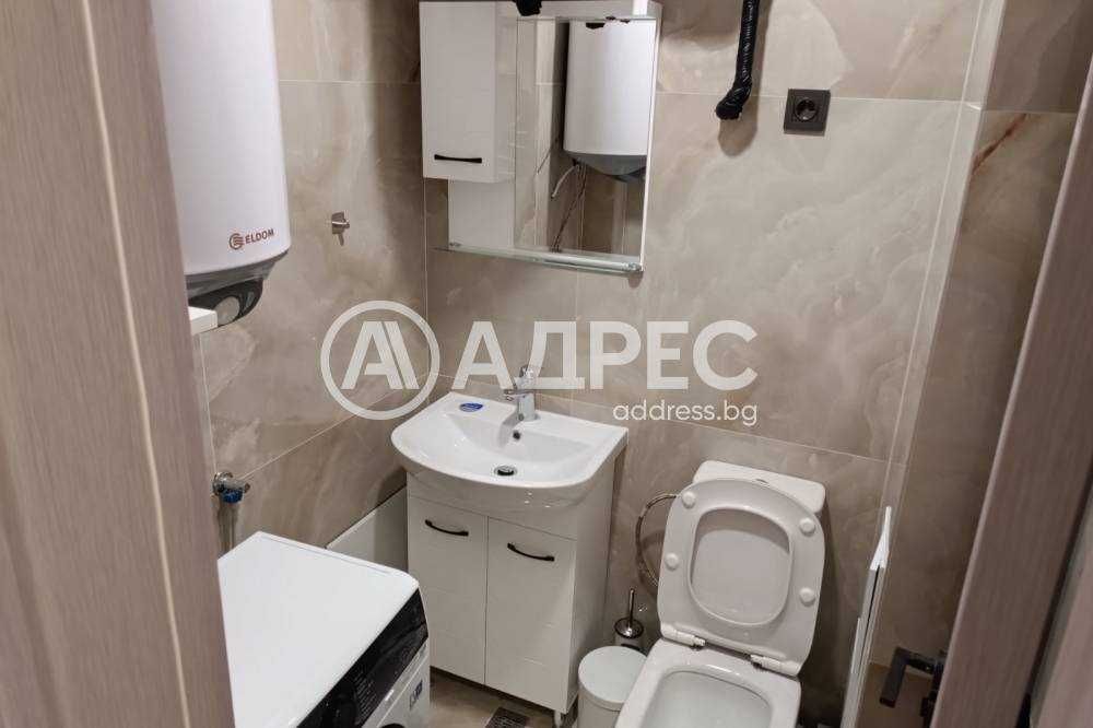 Отдава се под наем тристаен апартамент