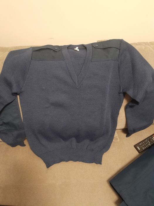 Vând pulover militar , nou, mărimea L, pret 100 lei