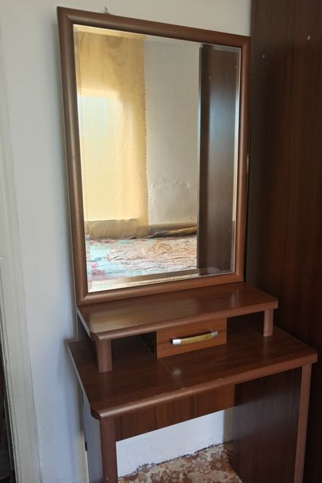 Продаётся трюмо, цвет коричневый...