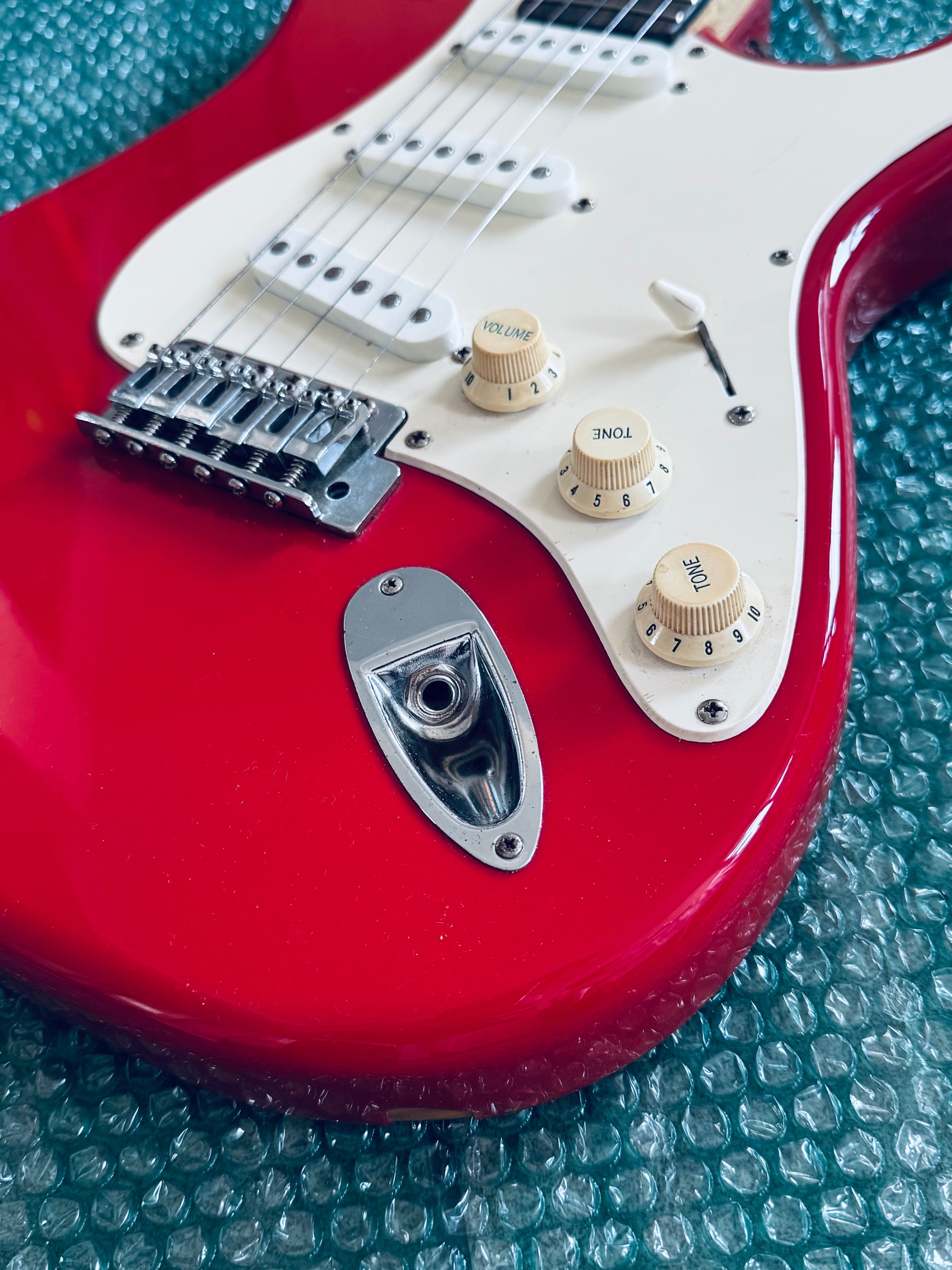 Chitara electrica Scuier Strat by Fender Vintage-Style Hardtail Bridge