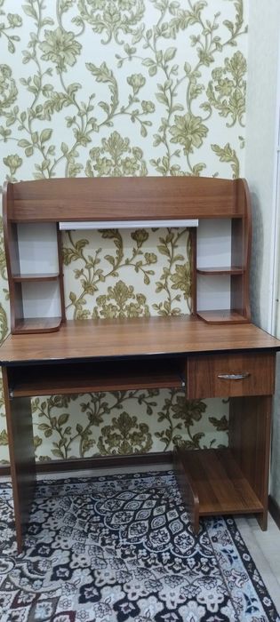 Компьютерный стол в хорошем состоянии