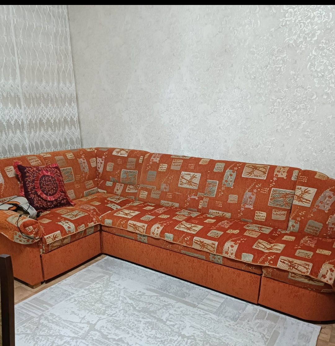 Продам угловой диван с креслом.