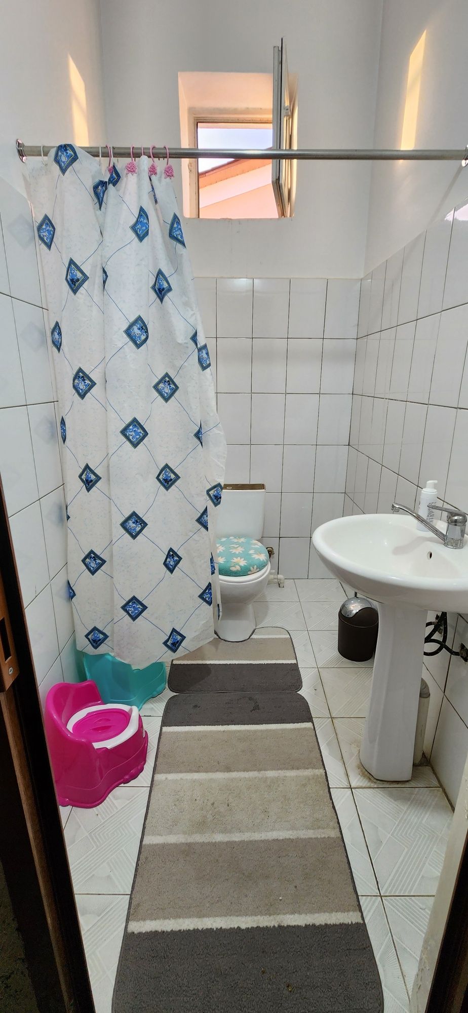 katej 5 xonali jihozlangan uy va tashqaridan 4 xonali poydevor bor