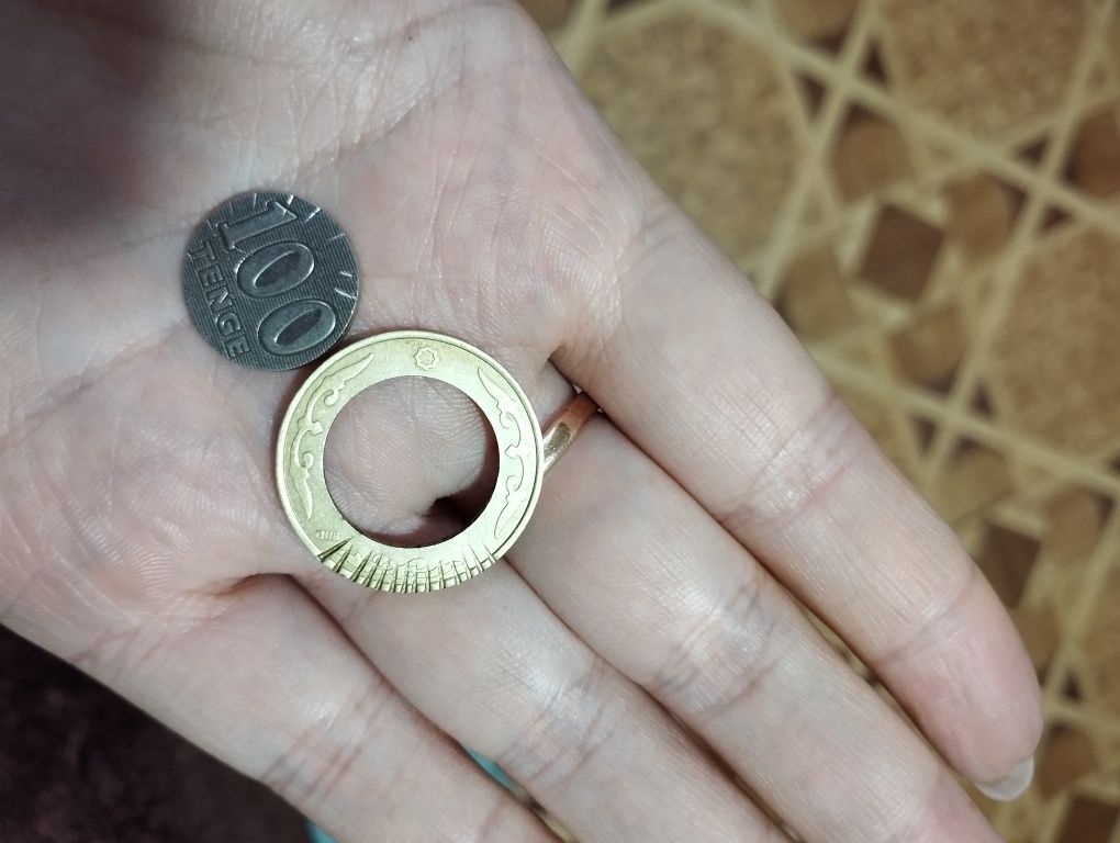 Продаю бракованную монету 100 тенге.
Внутренняя вставка полностью выпа
