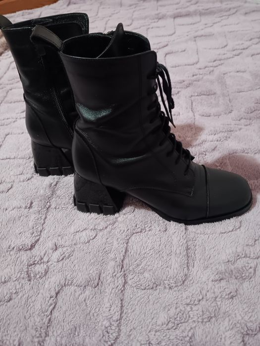 Продавам дамски боти