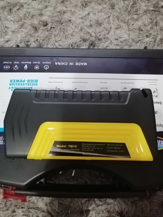 Robot pentru încărcare baterie auto