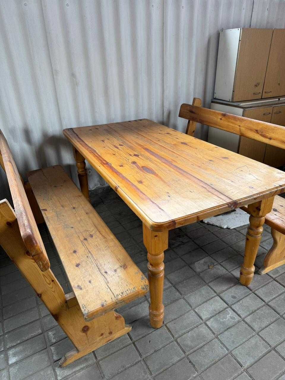 Деревянный стол со скамейками