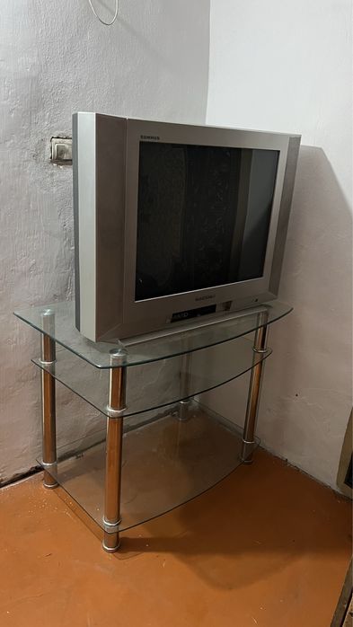 Продается телевизор с подставкой