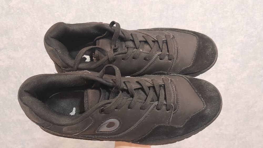 Продам кроссовки