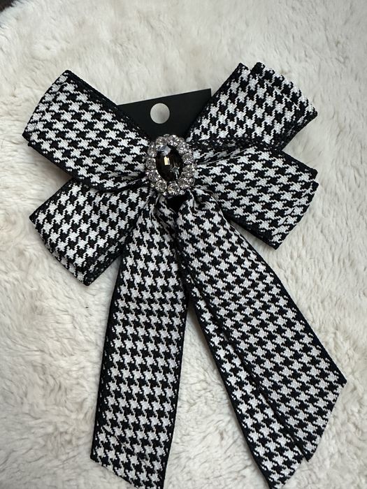 Панделка брошка в черно бял пепит с кристали Zara