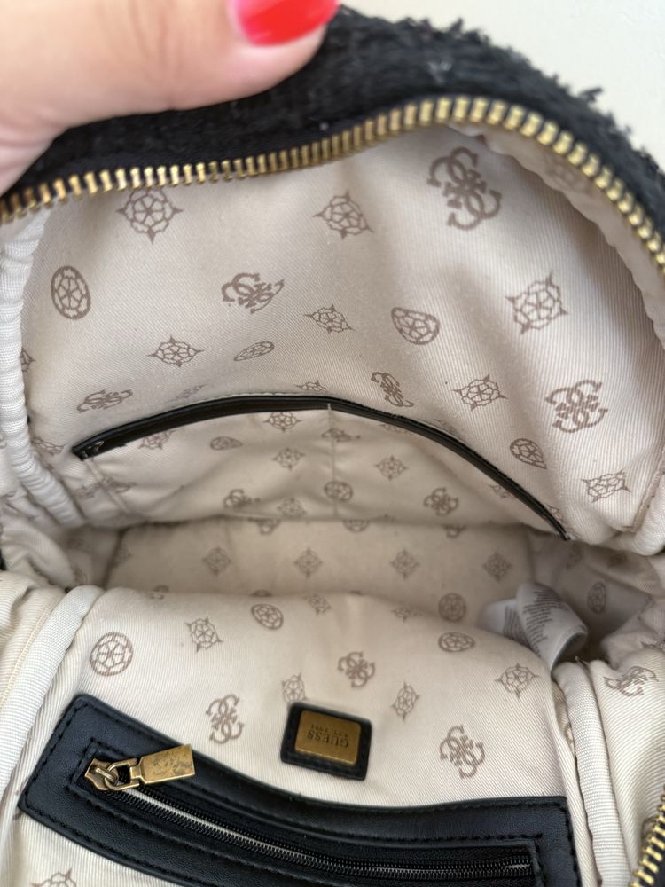 Черна раничка Guess