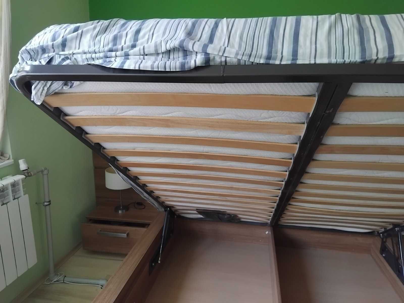 Спалня с повдигащ механизъм и нощни шкафчета