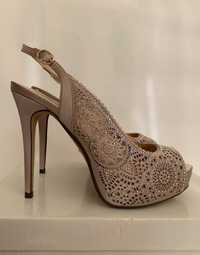 Елегантни обувки с камъчета на висок ток