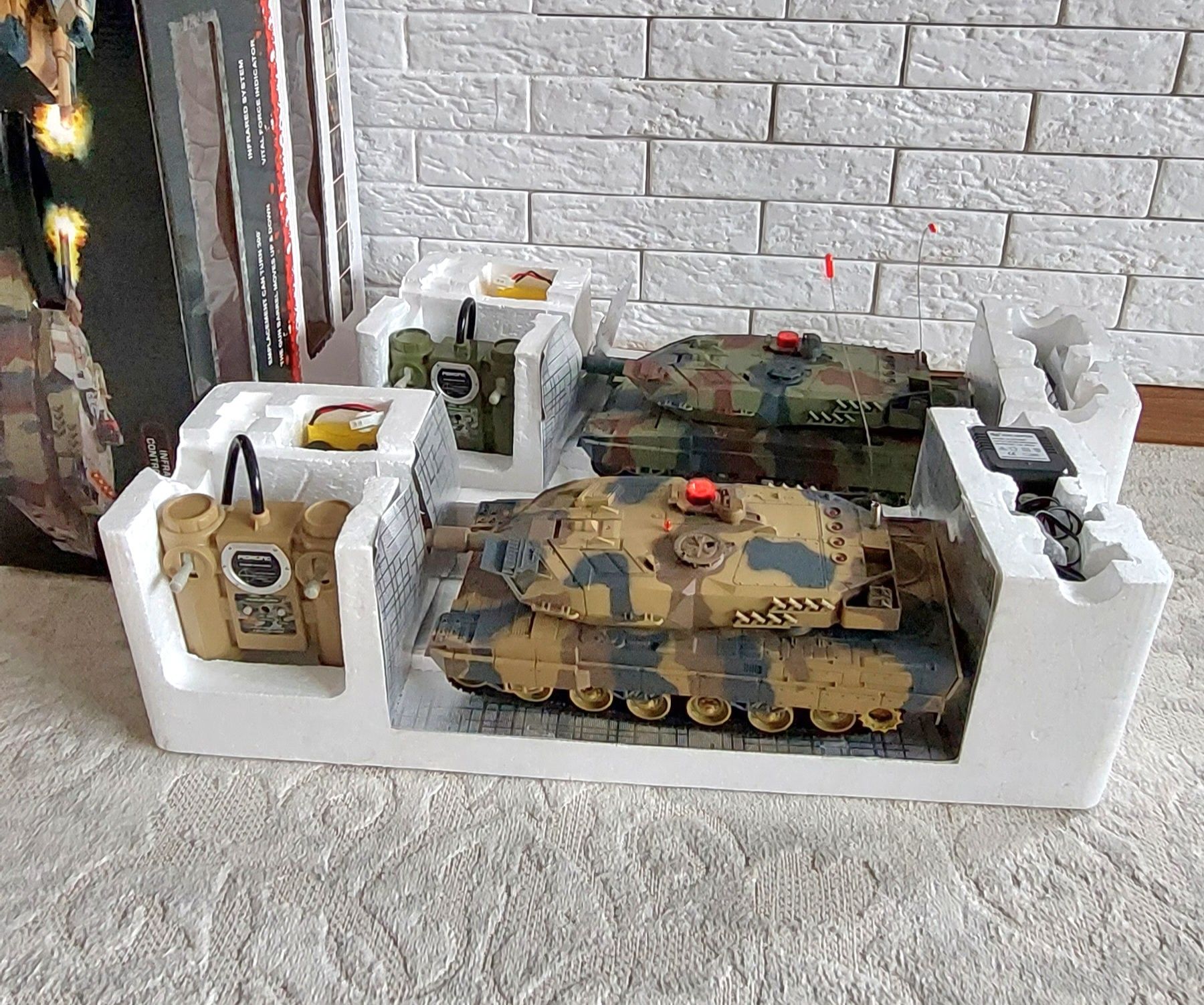 Радиоуправляемый 2 штуки танки в игровой паре.