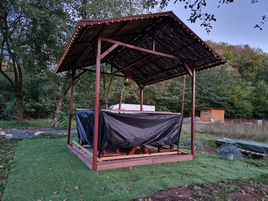 Teren cu constructii Cosmina de Sus - Foisor, baie, cabanuta si umbrar
