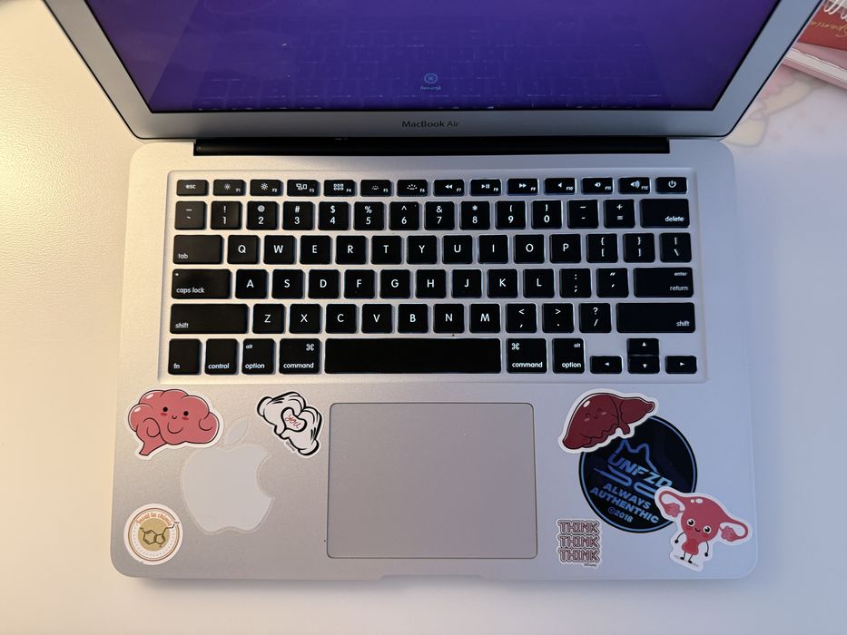 Macbook air 13 model 2017 achizitionat in 2020