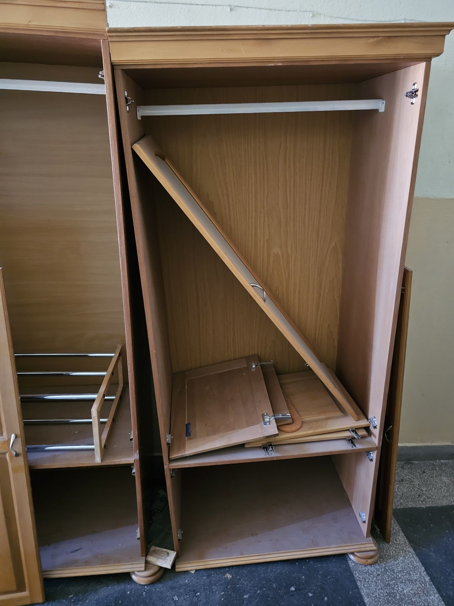 Дървен гардероб масив