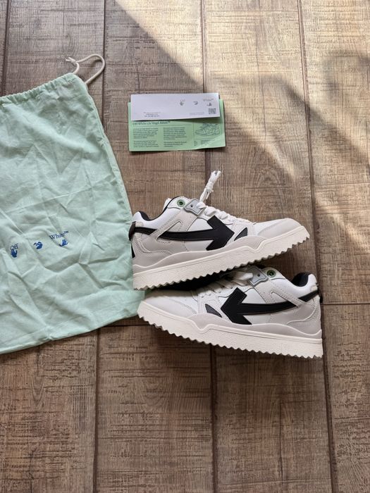 Off white sponge