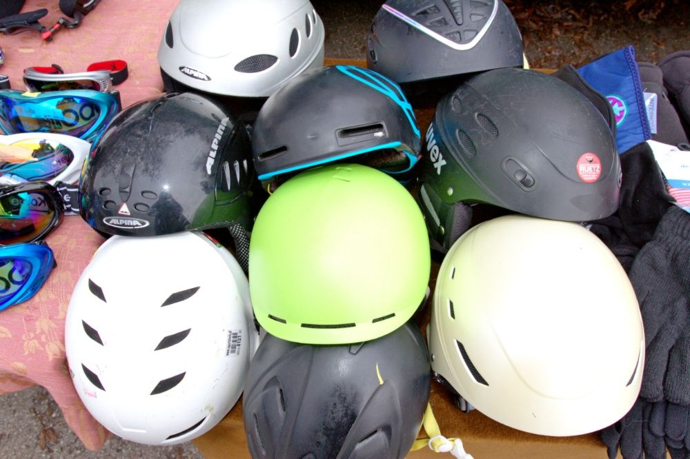 Ски, щеки, ски обувки, шапки, ръкавици, очила, маски, чорапи