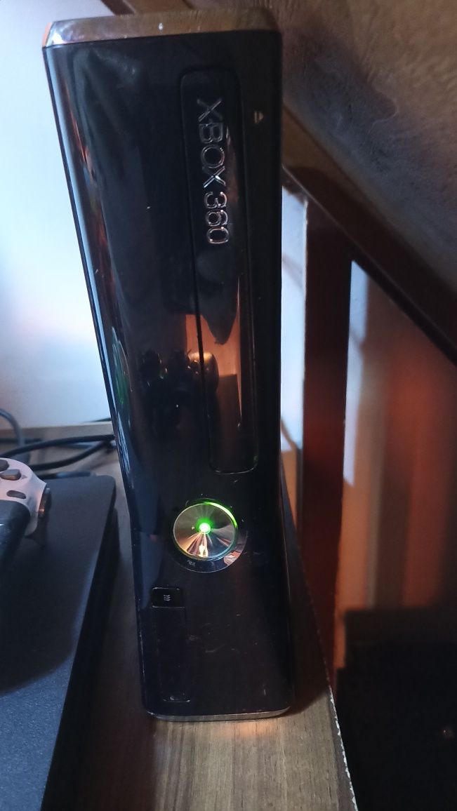 Consola Microsoft Xbox 360 S Slim 250 gb 2 manete 5 jocuri GTA 5 Fifa