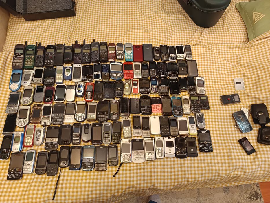 Vând 120 de telefoane