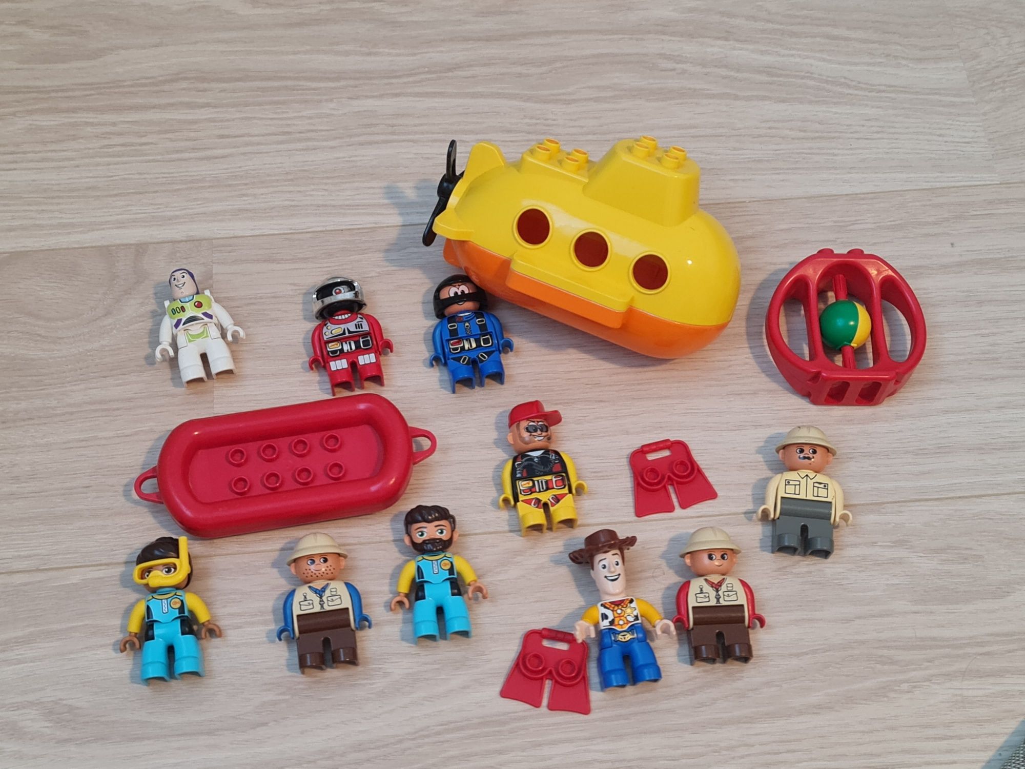 Piese Lego Duplo Originale - mai mult de 200 de bucati si 10 figurine.