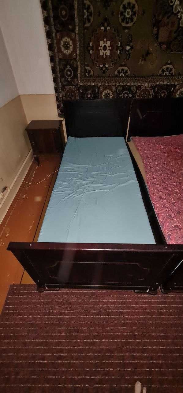 продаю 2 кровати с 2 тумбочками