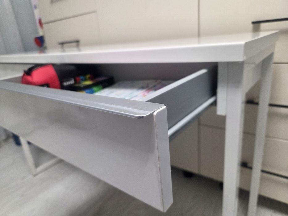 Birou Ikea cu sertare