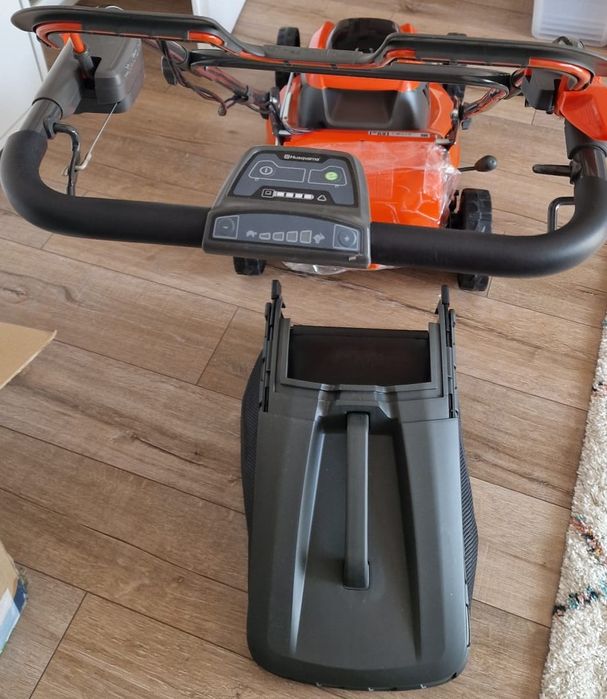 Masina tuns gazon Husqvarna LC 141iV NOUA