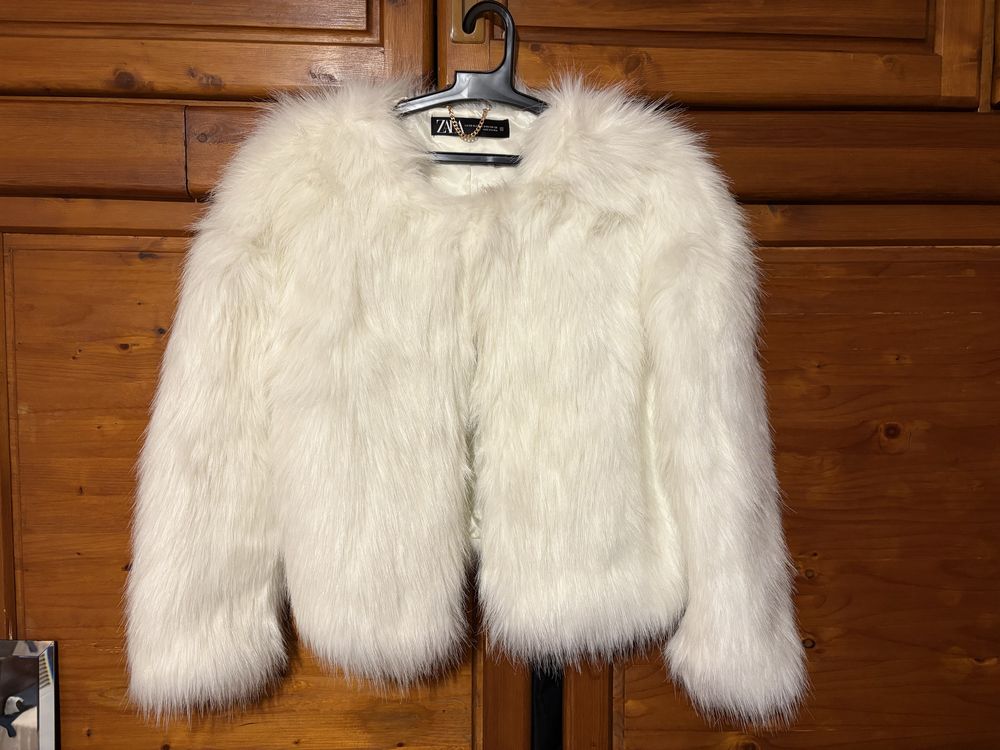 ZARA Бяло палто с косъм