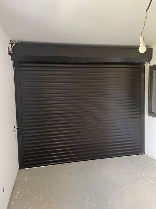 Usi de garaj și rulori din aluminiu .