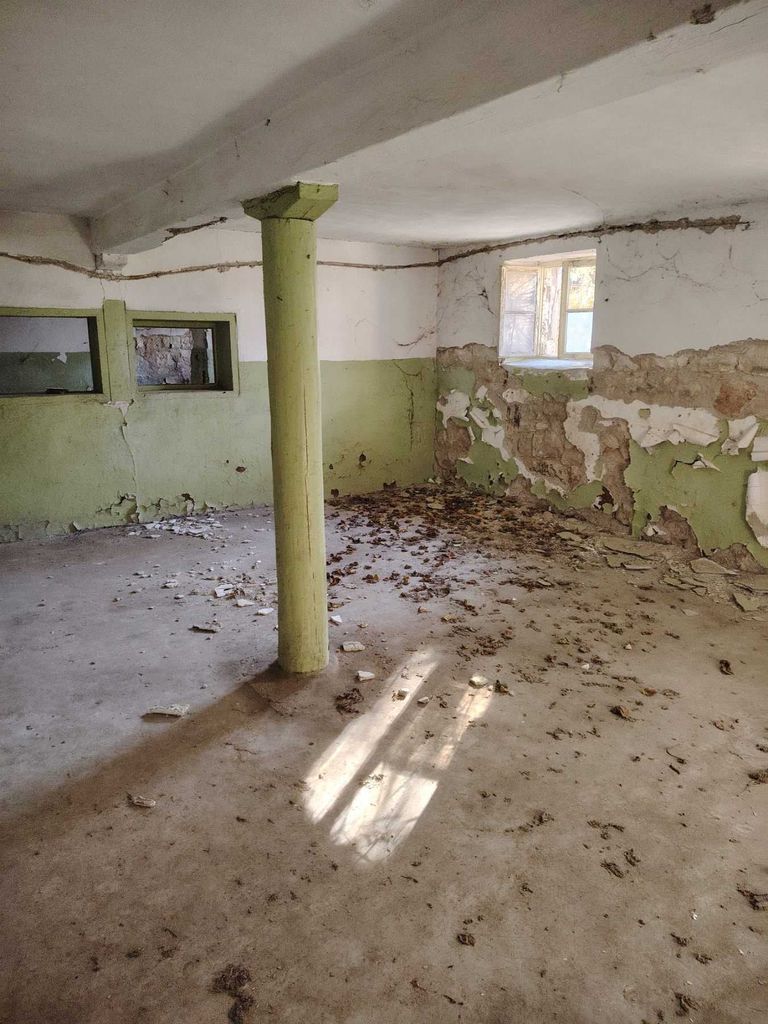 Продава се Промишлена сграда в с. Радомирци, Област Плевен - 9090 кв.м за 13 €/кв.м - Снимка #3