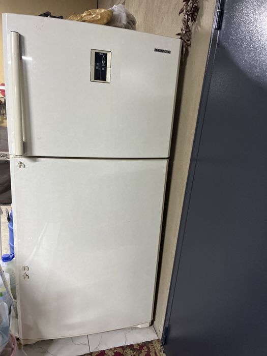 Самсунг холодилник хорошый очен хорошо роботает  продам срочно 100 тыс