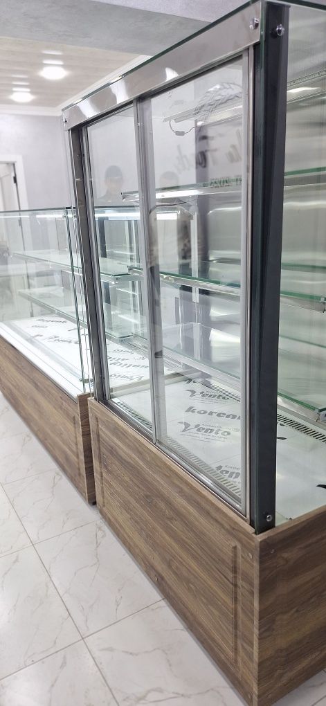 Продаю витиринный холодильник кондитерской