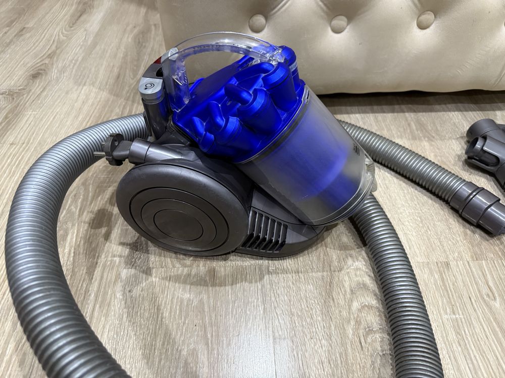 * Dyson DC 26 маленький антиаллергенный пылесос без мешковой