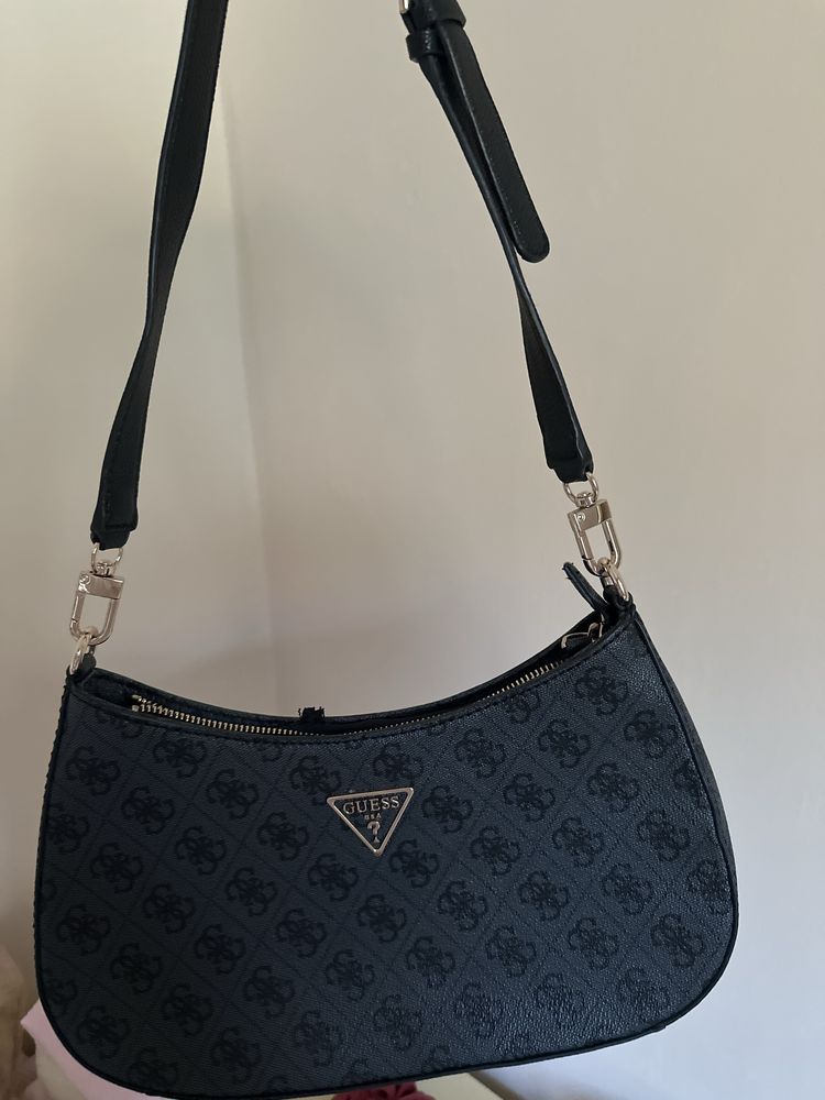 Оригинална черна чанта Guess.