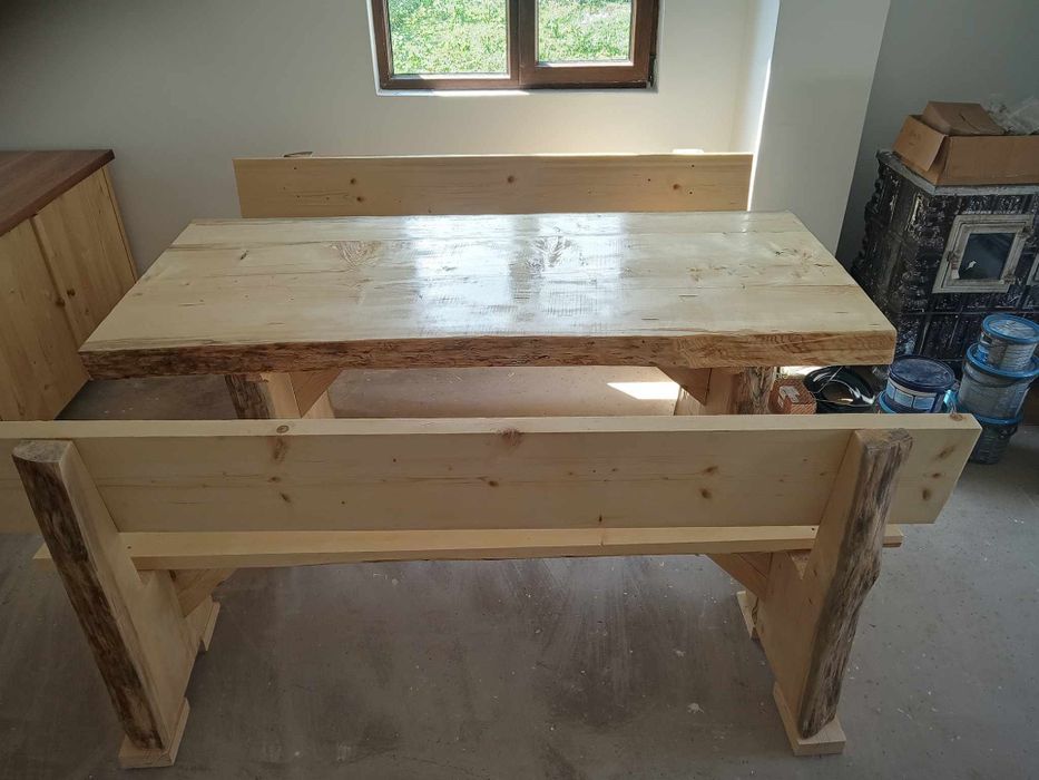 Masa cu bănci diferite dimensiuni