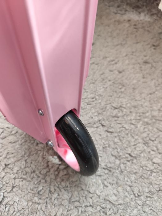 De vânzare trotineta  fetițe noua