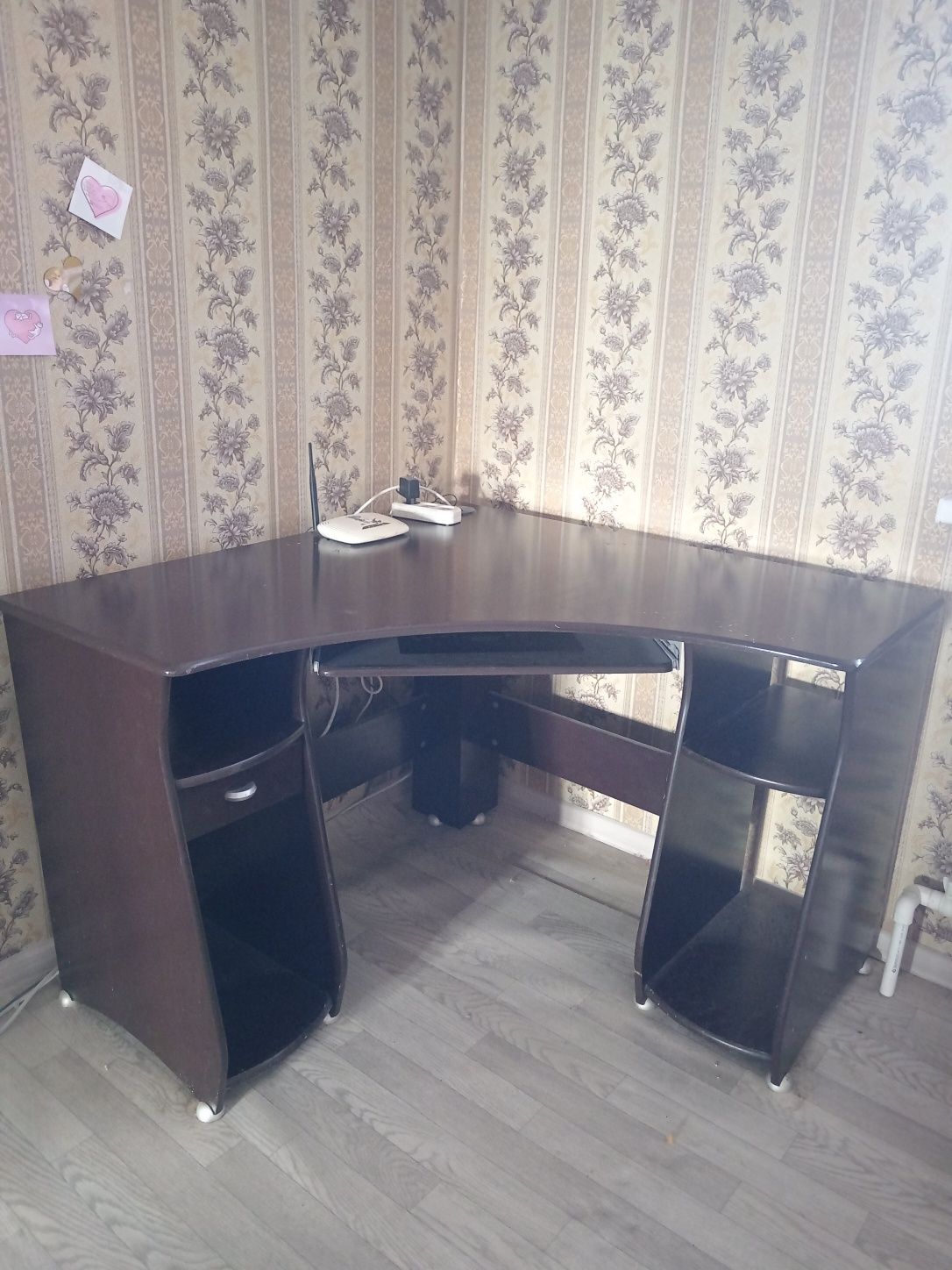 Продам компьютерный стол угловой