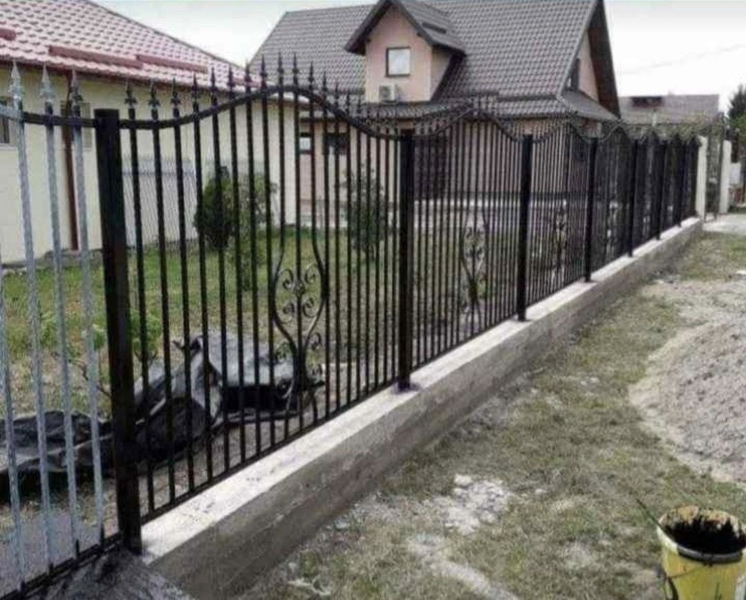 Fac garduri din:
- fier forjat;
- tablă cutată;
- șipcă metalică;
- pl