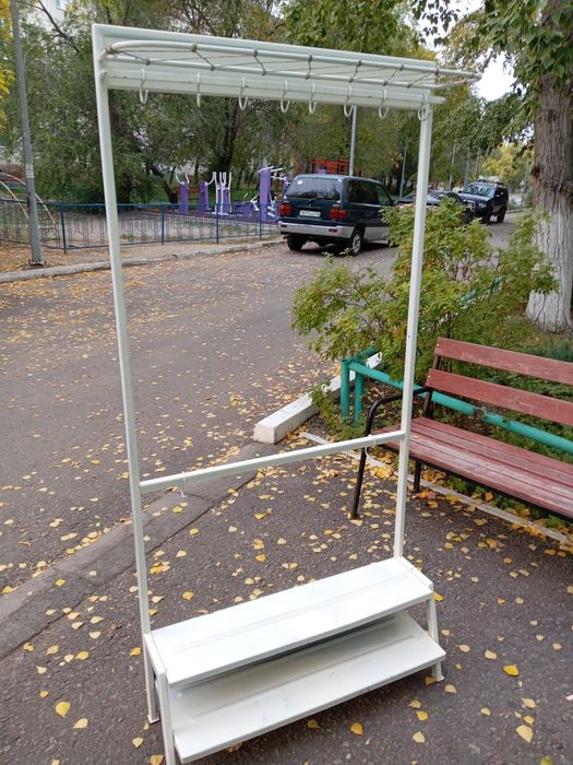 Вешалка металлическая.